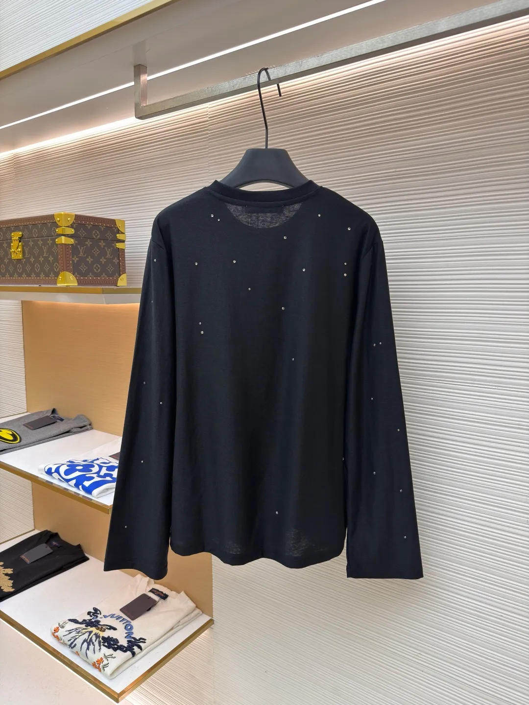 Acne Studios laser hot rhinestone long sleeves ●Original version: purchased and developed by 6519 ●Item number: 1682158-A15 ●Fabric: linen fabric ●Technology: Printed heat transfer ●Color: black ●Type: loose version ●Weight: about 215 grams ●Size: S-M-L ●Description: The original version was purchased from Hangzhou National Specialty School for 4700. The fabric is made of 85% cotton + 15% linen. Printed heat transfer technology + imported laser material. It is paired with positioning hot-drilling technology. Customized accessories. Same style for men and women. Full of street feel. The workmanship details are very good. The overall wiring is straight and delicate, the fabric is comfortable and soft, and the color is consistent without color difference. It can be matched with the same style to create a fashionable look and control various occasions. Customized accessories, complete with three standards, same style for men and women!
